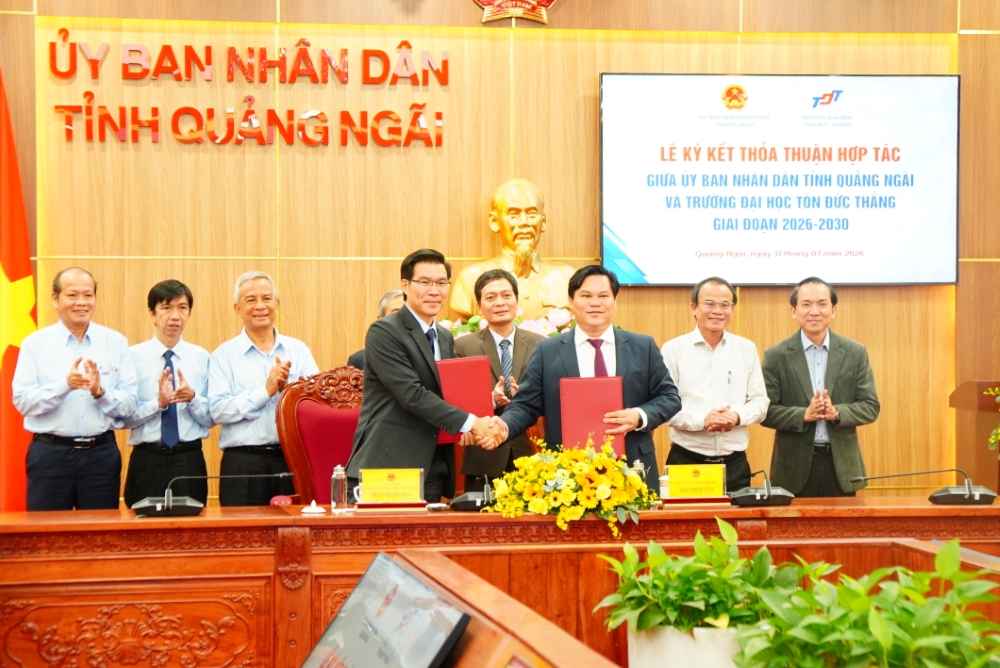 Lãnh đạo TDTU và UBND tỉnh Quảng Ngãi ký và trao Bản ghi nhớ hợp tác