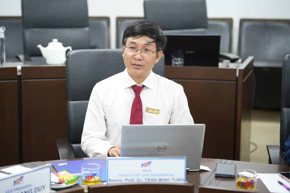 Đại diện hai trường trao đổi, thảo luận tại buổi làm việc