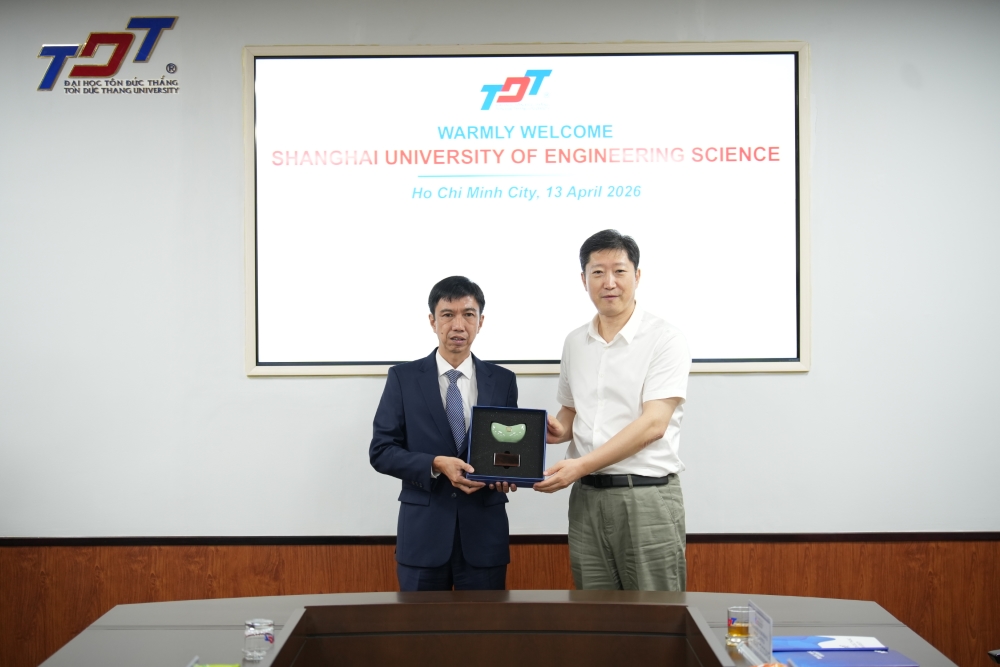 Đoàn công tác SUES và đại diện lãnh đạo TDTU trao quà và chụp ảnh lưu niệm