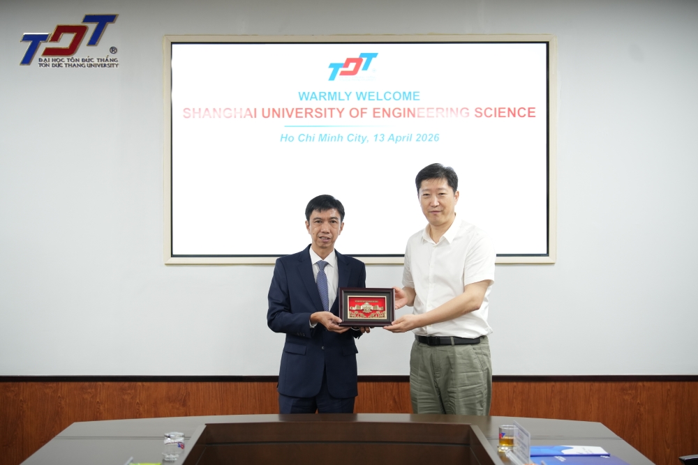 Đoàn công tác SUES và đại diện lãnh đạo TDTU trao quà và chụp ảnh lưu niệm