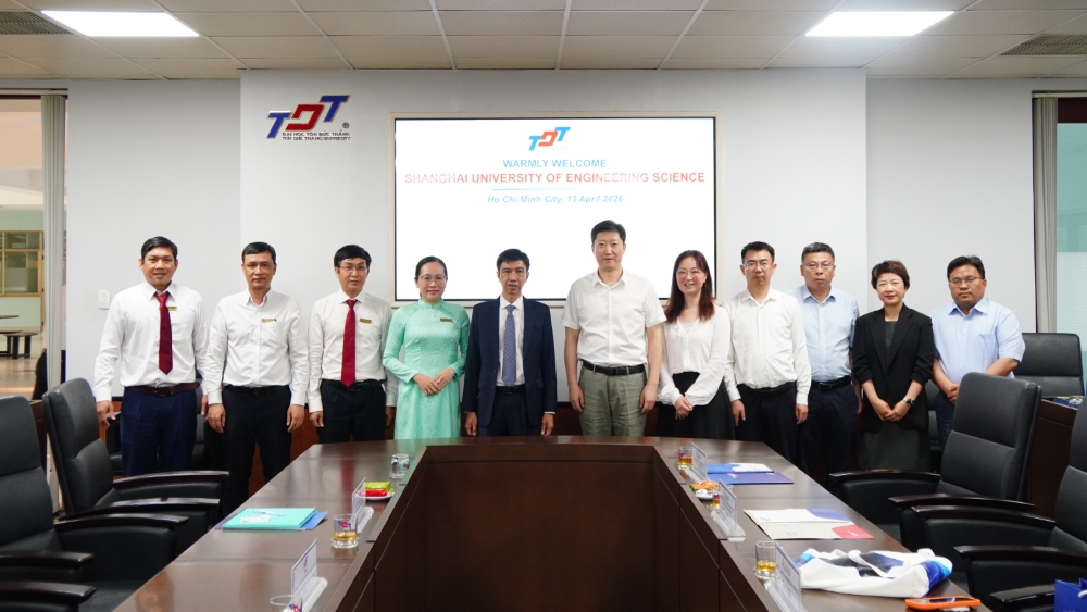 Đoàn công tác SUES và đại diện lãnh đạo TDTU trao quà và chụp ảnh lưu niệm