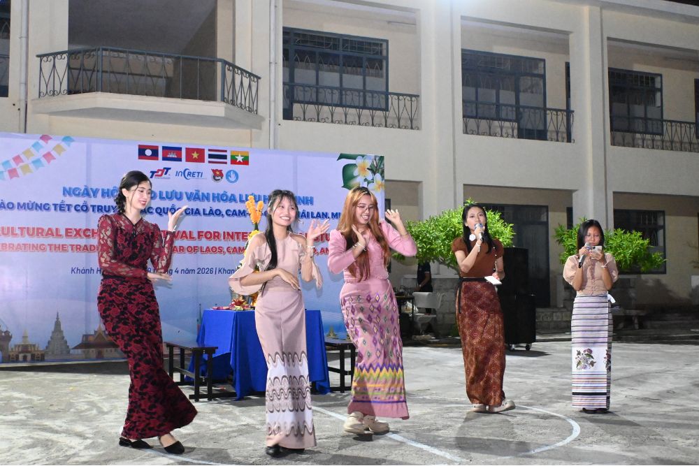 Hoạt động văn nghệ - lửa trại