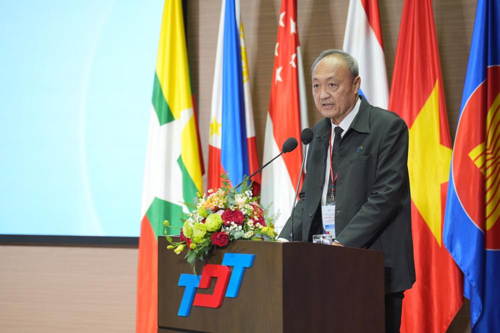 PGS.TS. Chavalit Wongse-ek – Trưởng đoàn đánh giá phát biểu trong Lễ khai mạc