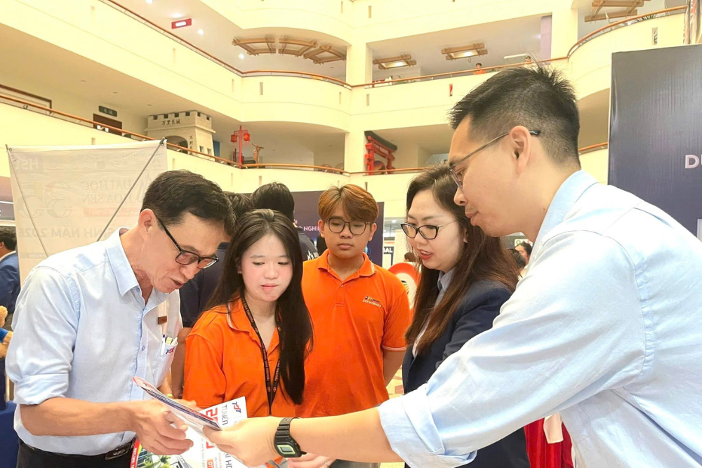 Thầy cô TDTU tư vấn cho các em học sinh