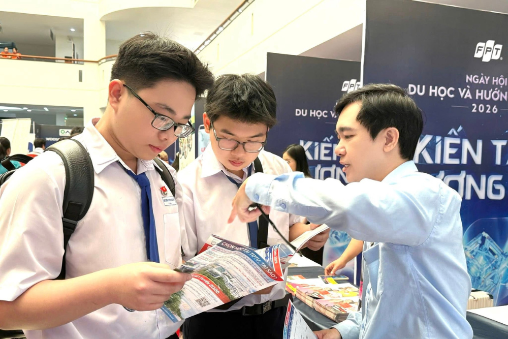 Thầy cô TDTU tư vấn cho các em học sinh