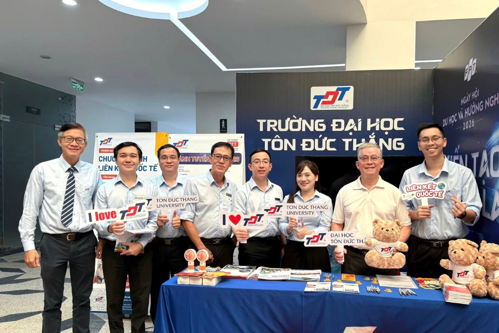 Thầy cô TDTU chụp ảnh lưu niệm