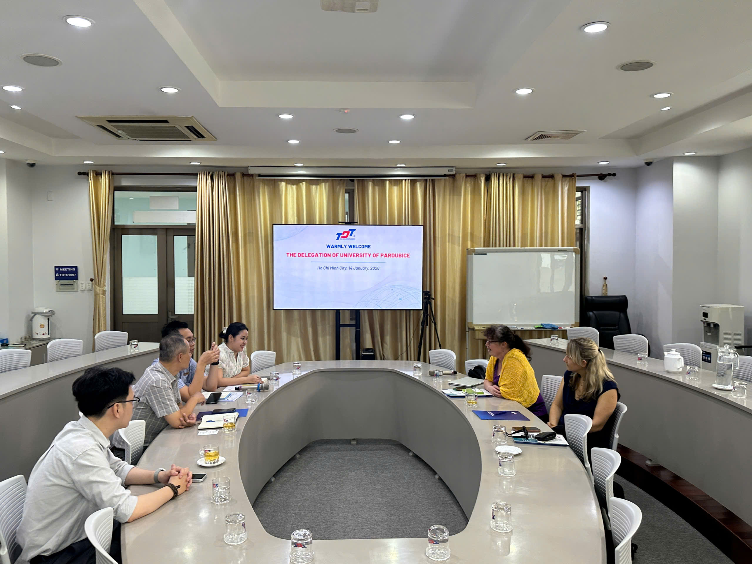 "Toàn cảnh buổi làm việc"