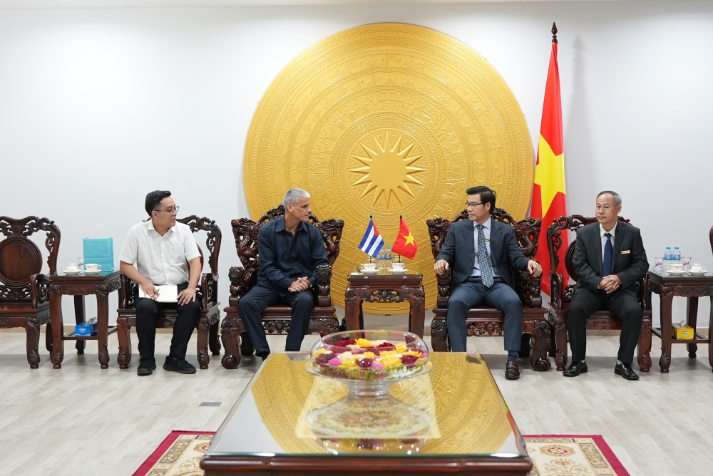 Assoc. Prof. Dr. Tran Trong Dao, President of TDTU, receives Mr. Mauricio Alejandro Martínez Duque, Consul General of the Republic of Cuba in Ho Chi Minh City.
