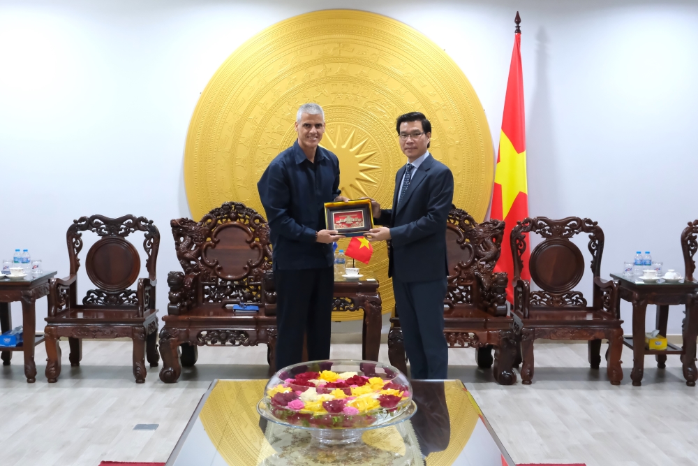 University leaders present a commemorative gift to and pose for a group photo with the Consul General of the Republic of Cuba in Ho Chi Minh City.