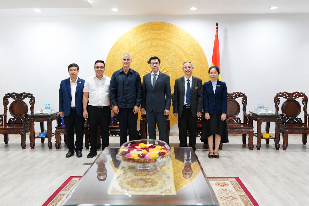 University leaders present a commemorative gift to and pose for a group photo with the Consul General of the Republic of Cuba in Ho Chi Minh City.