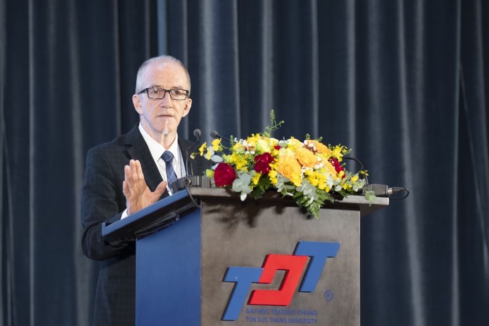 TS. John Hutnyk – Chủ tịch Hội thảo ISSH 2026 phát biểu khai mạc.