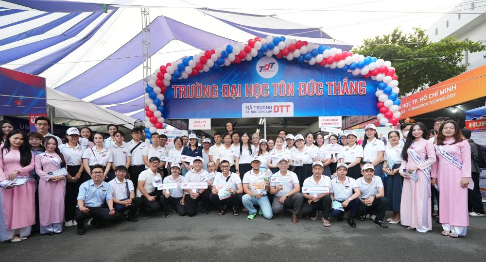 Đội ngũ thầy cô tư vấn viên TDTU tại Ngày hội sẵn sàng “ra quân” ngay từ sáng sớm