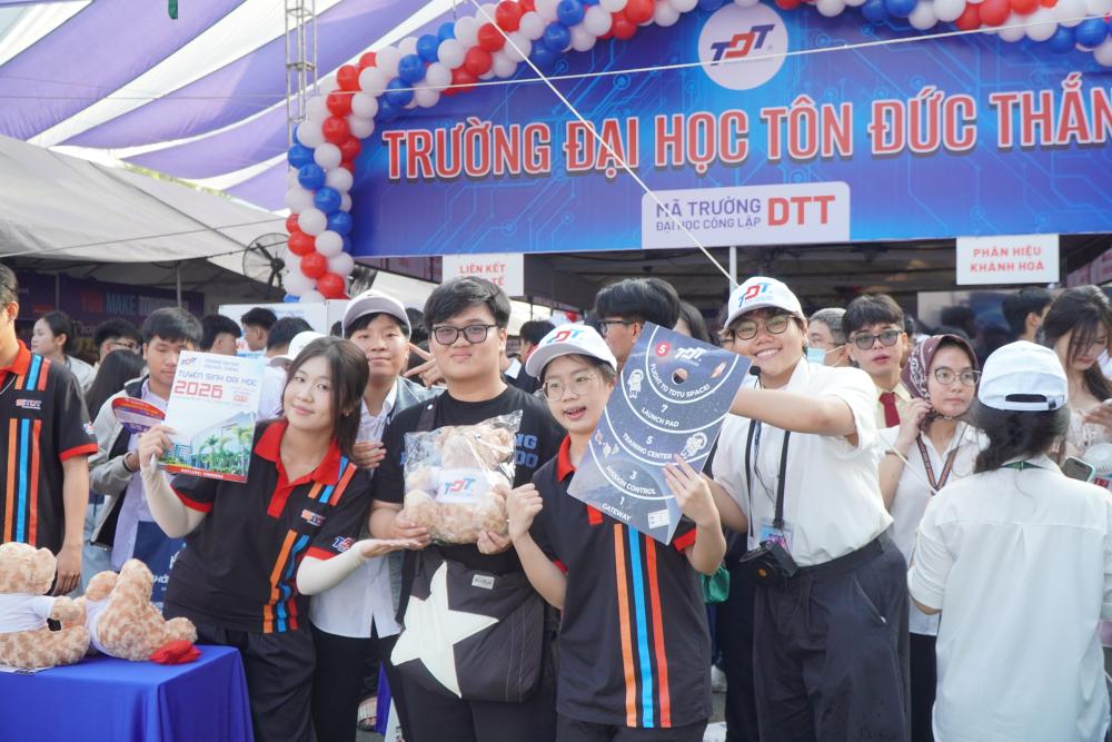 Qua các hoạt động, trò chơi trải nghiệm hấp dẫn, các bạn học sinh vừa được nhận quà, vừa tìm hiểu thông tin về ngành nghề