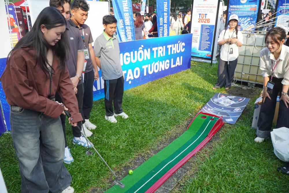 Qua các hoạt động, trò chơi trải nghiệm hấp dẫn, các bạn học sinh vừa được nhận quà, vừa tìm hiểu thông tin về ngành nghề