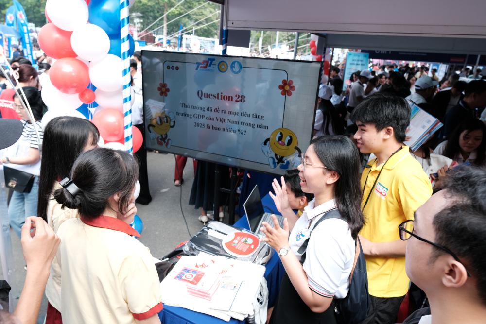 Qua các hoạt động, trò chơi trải nghiệm hấp dẫn, các bạn học sinh vừa được nhận quà, vừa tìm hiểu thông tin về ngành nghề