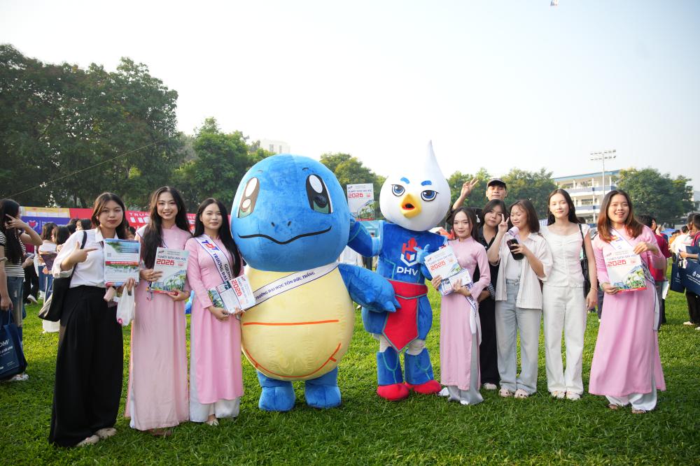 Qua các hoạt động, trò chơi trải nghiệm hấp dẫn, các bạn học sinh vừa được nhận quà, vừa tìm hiểu thông tin về ngành nghề