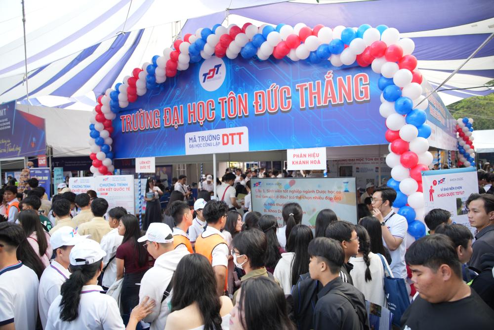 Gian tư vấn TDTU tại Ngày hội thu hút đông đảo học sinh, phụ huynh