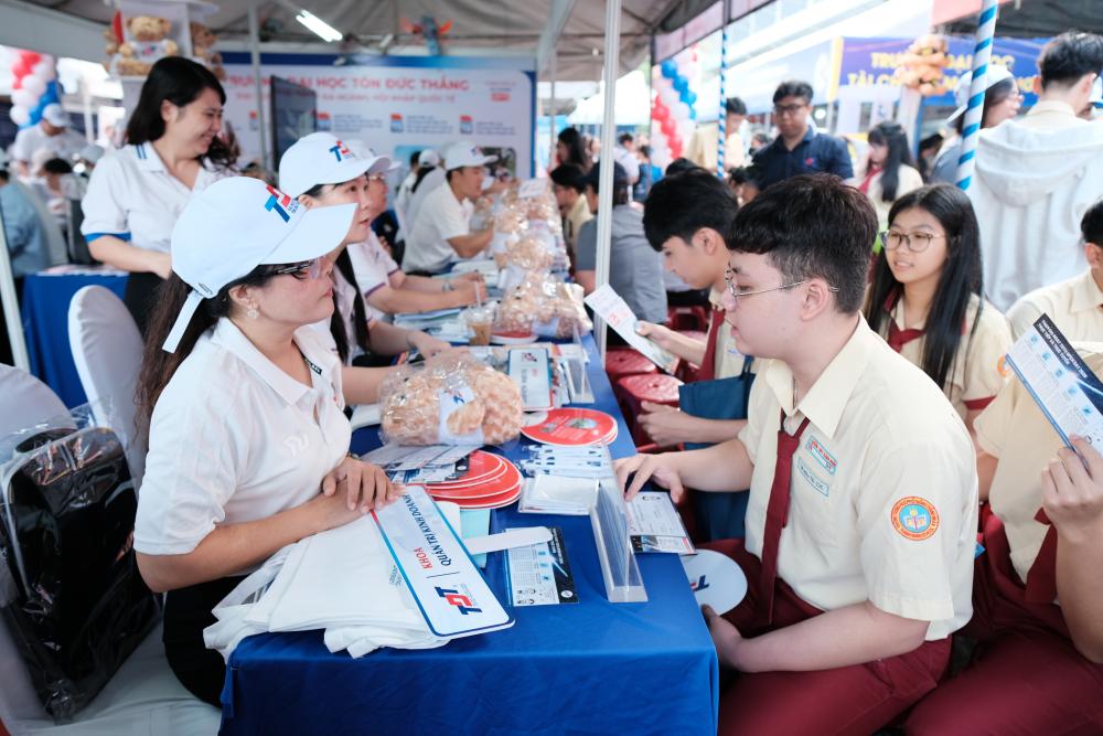 Các bạn học sinh tham gia Ngày hội nhận được các sự tư vấn tận tình từ các Thầy Cô và sinh viên TDTU