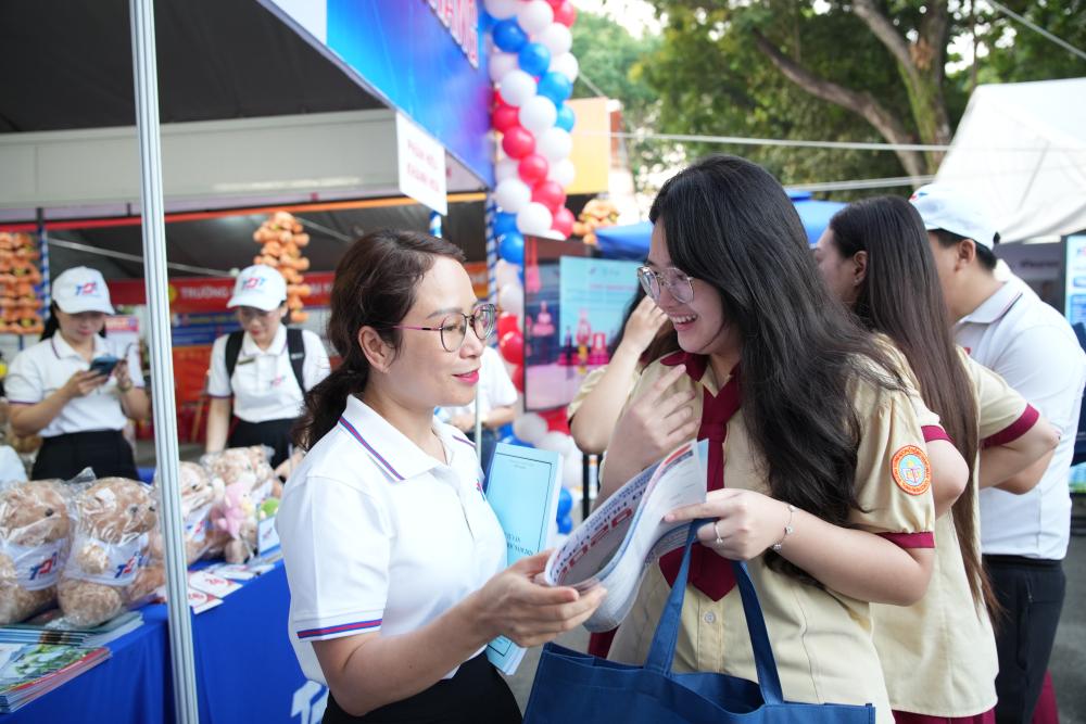 Các bạn học sinh tham gia Ngày hội nhận được các sự tư vấn tận tình từ các Thầy Cô và sinh viên TDTU