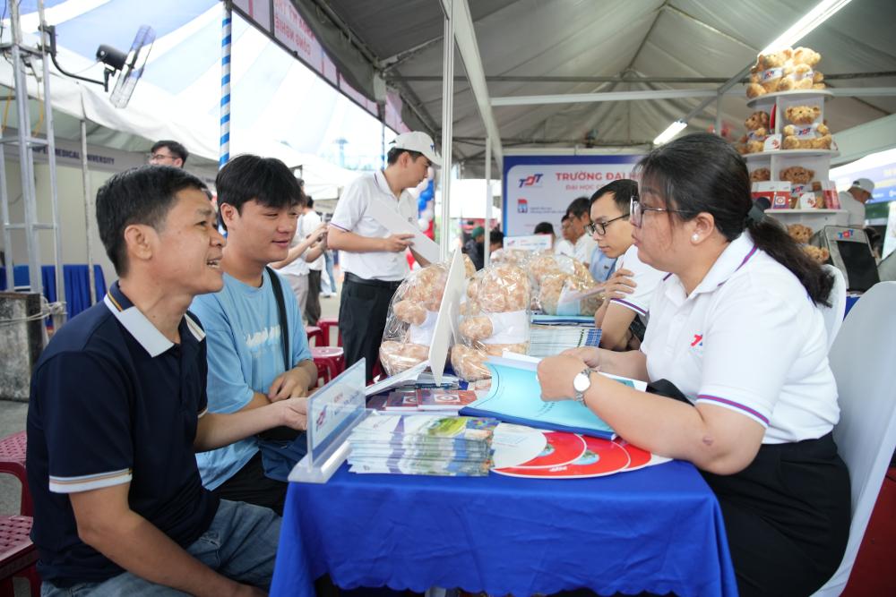 Các bạn học sinh tham gia Ngày hội nhận được các sự tư vấn tận tình từ các Thầy Cô và sinh viên TDTU