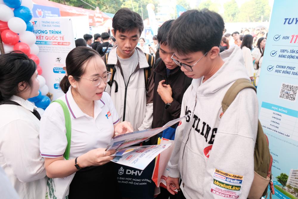 Các bạn học sinh tham gia Ngày hội nhận được các sự tư vấn tận tình từ các Thầy Cô và sinh viên TDTU