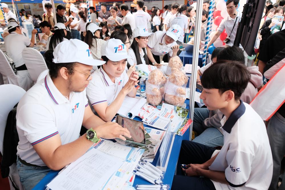 Các bạn học sinh tham gia Ngày hội nhận được các sự tư vấn tận tình từ các Thầy Cô và sinh viên TDTU