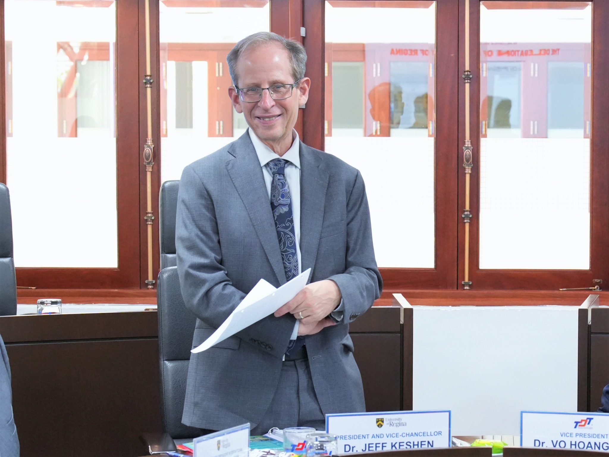 Tiến sĩ Jeff Keshen Đại diện đoàn trao đổi