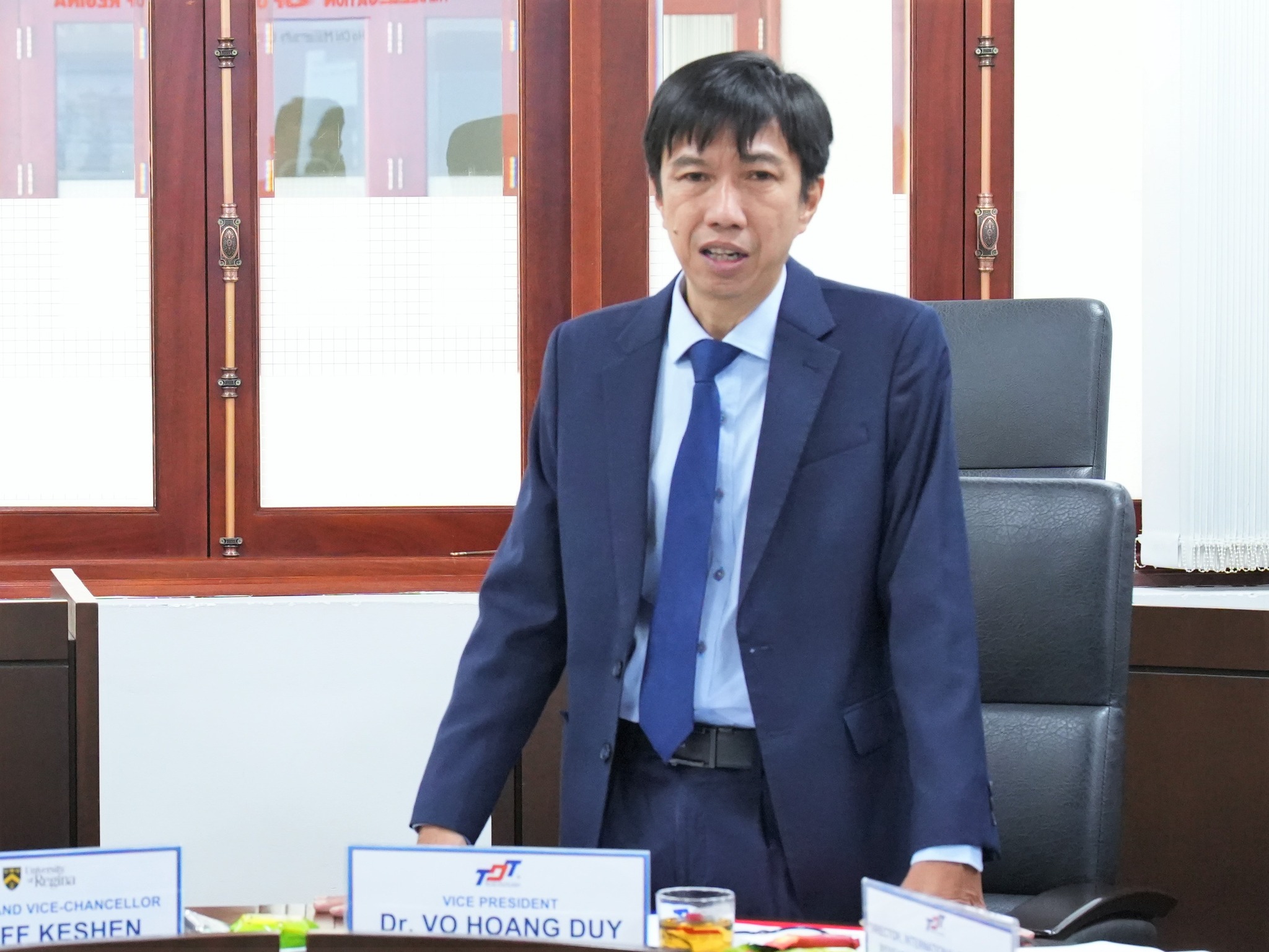 Tiến sĩ Võ Hoàng Duy - Phó Hiệu trưởng đón tiếp đoàn