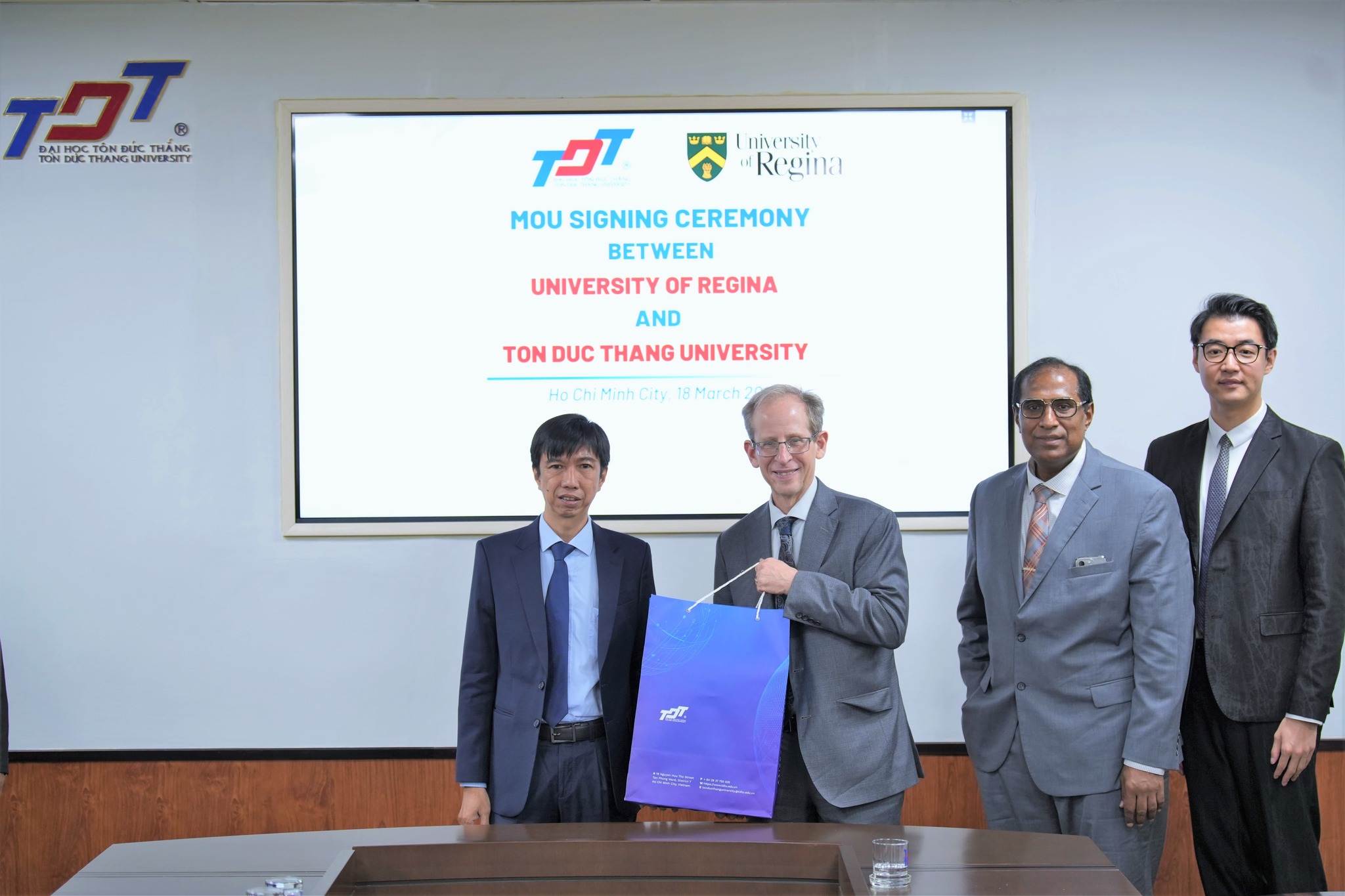 Hai bên tặng quà và chụp ảnh lưu niệm