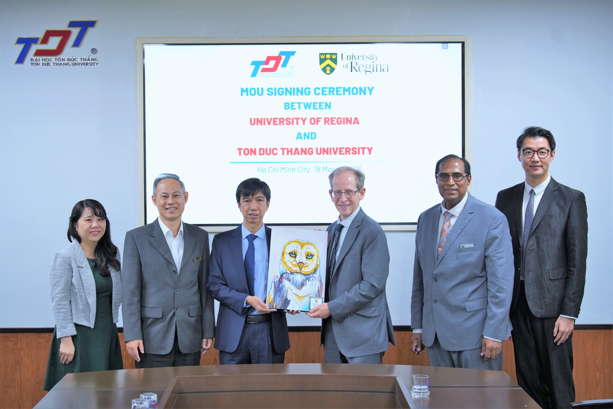 Hai bên tặng quà và chụp ảnh lưu niệm