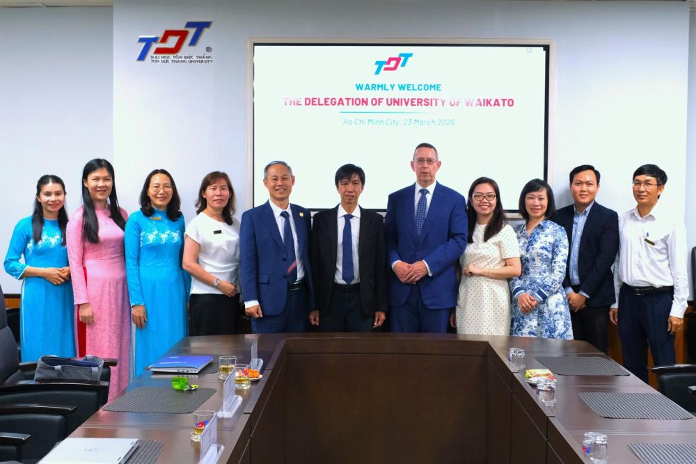 Đoàn công tác Trường Đại học Waikato và đại diện lãnh đạo TDTU trao quà và chụp ảnh lưu niệm