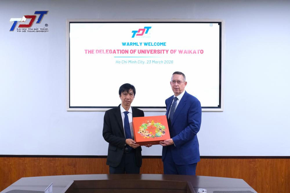 Đoàn công tác Trường Đại học Waikato và đại diện lãnh đạo TDTU trao quà và chụp ảnh lưu niệm