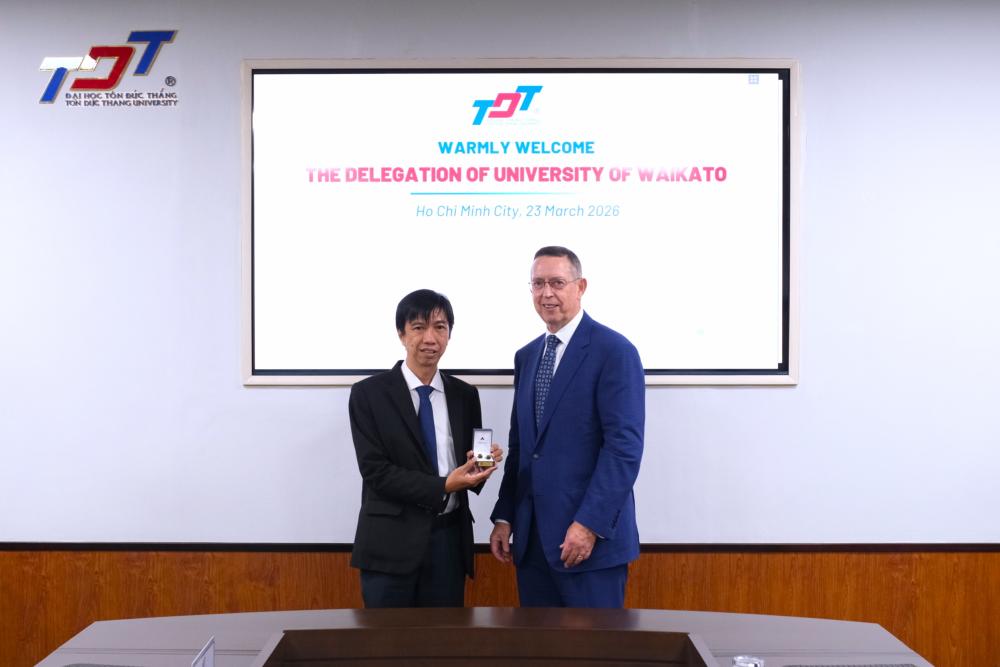 Đoàn công tác Trường Đại học Waikato và đại diện lãnh đạo TDTU trao quà và chụp ảnh lưu niệm