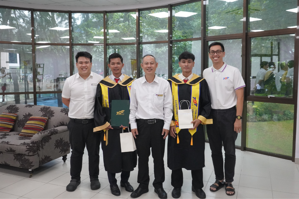 PGS. TS. Đinh Hoàng Bách – Viện trưởng Viện Hợp tác, nghiên cứu và đào tạo quốc tế tặng quà và dặn dò các Tân cử nhân nước ngoài
