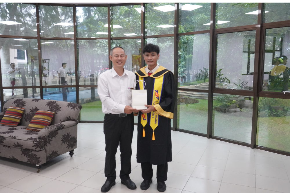 PGS. TS. Đinh Hoàng Bách – Viện trưởng Viện Hợp tác, nghiên cứu và đào tạo quốc tế tặng quà và dặn dò các Tân cử nhân nước ngoài