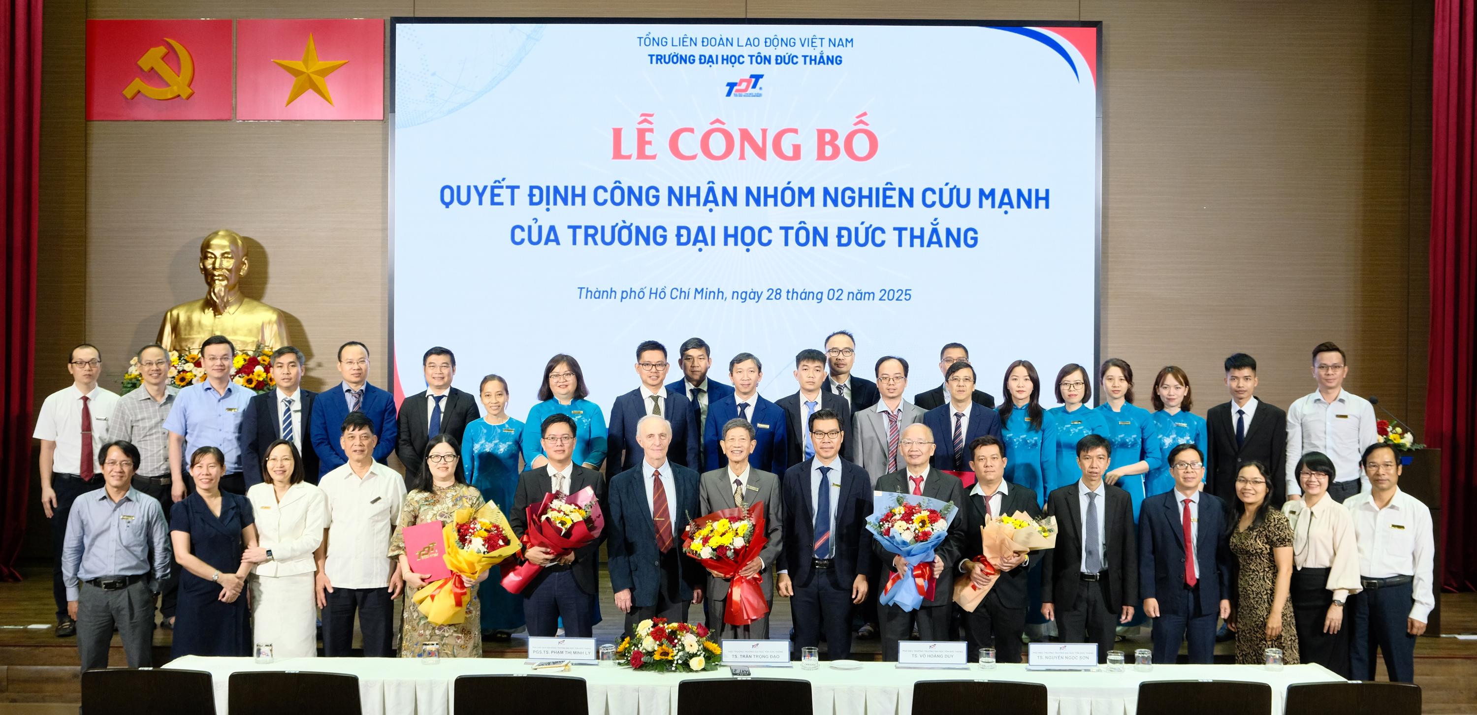 Các nhà khoa học tại lễ công bố quyết định công nhận nhóm nghiên cứu mạnh của TDTU.
