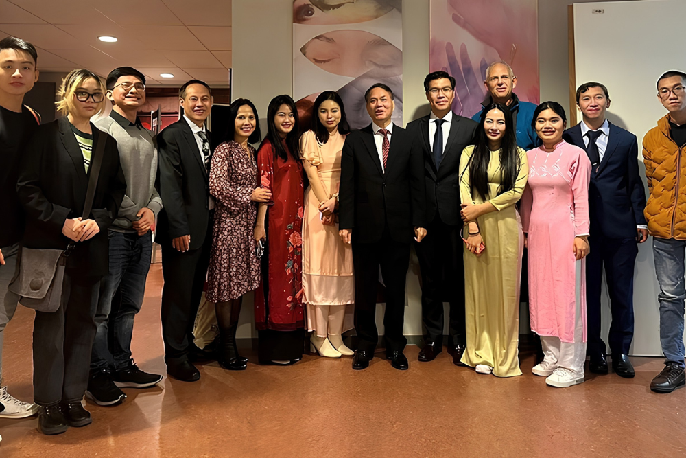 Lãnh đạo, sinh viên TDTU và khách mời chụp hình lưu niệm tại Đại học Saxion, Enschede, Hà Lan - Ảnh: TDTU