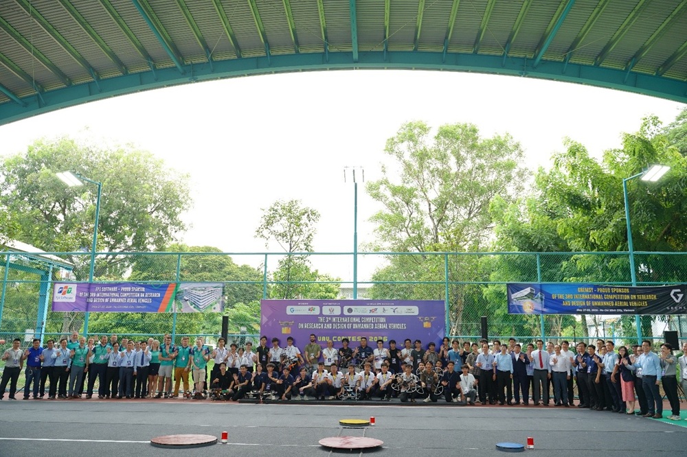 Các đội thi chụp hình lưu niệm cùng Ban tổ chức tại lễ khai mạc.
