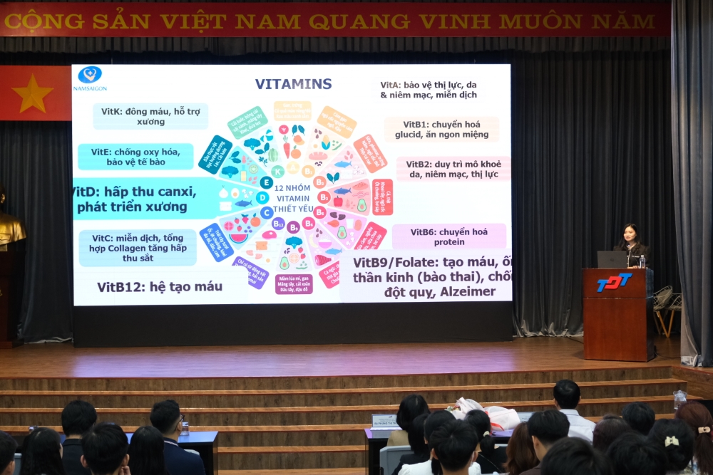 Bác sĩ Nguyễn Thu Hà trình bày chuyên đề và tư vấn, giải đáp thắc mắc của người tham dự