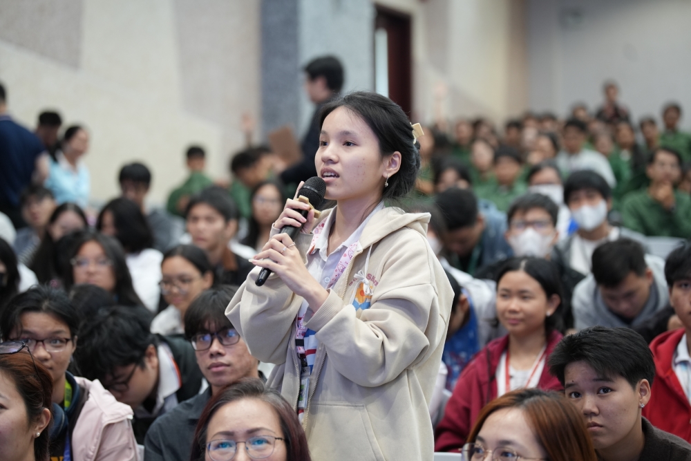 Người tham dự đặt câu hỏi, trao đổi cùng báo cáo viên