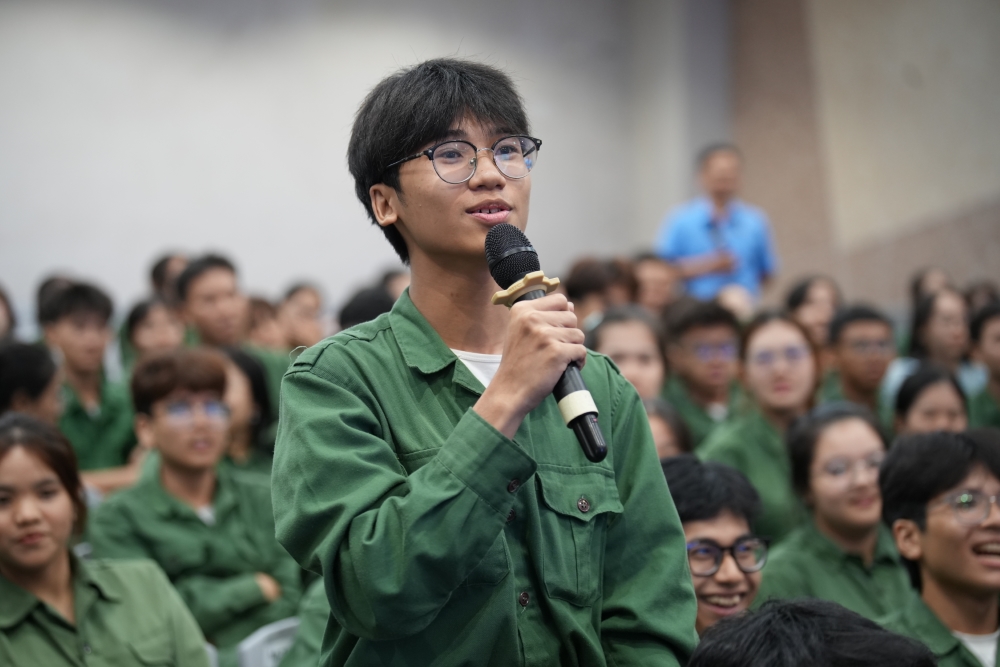 Người tham dự đặt câu hỏi, trao đổi cùng báo cáo viên