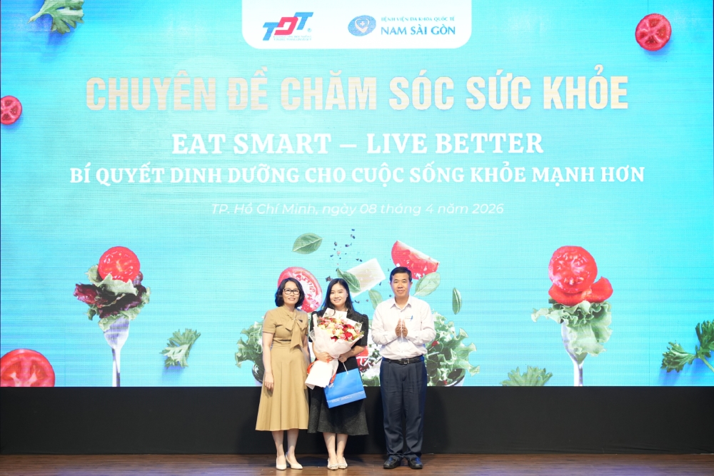 Đại diện Nhà trường tặng hoa cảm ơn Bác sĩ Nguyễn Thu Hà