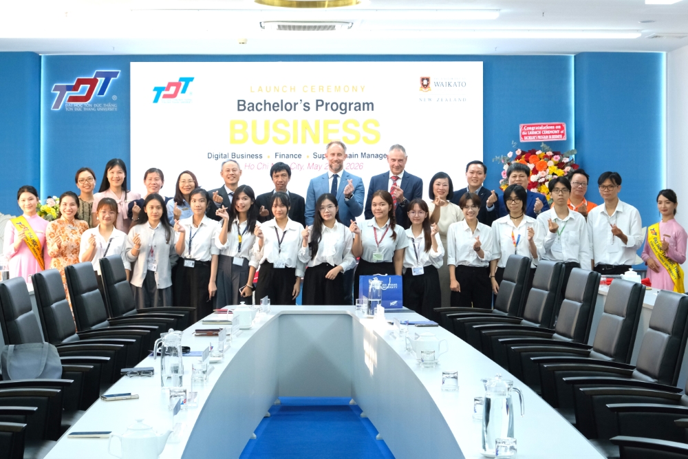 Đại diện lãnh đạo hai trường trao quà và chụp ảnh lưu niệm