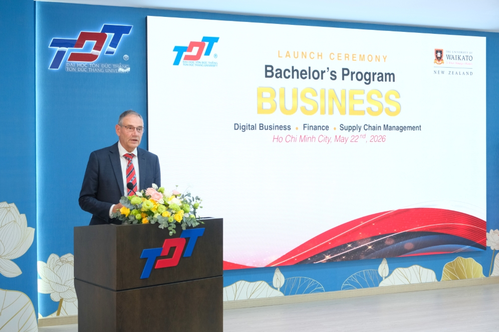 GS. Alister Jones – Phó Hiệu trưởng Đại học Waikato phát biểu tại buổi lễ  