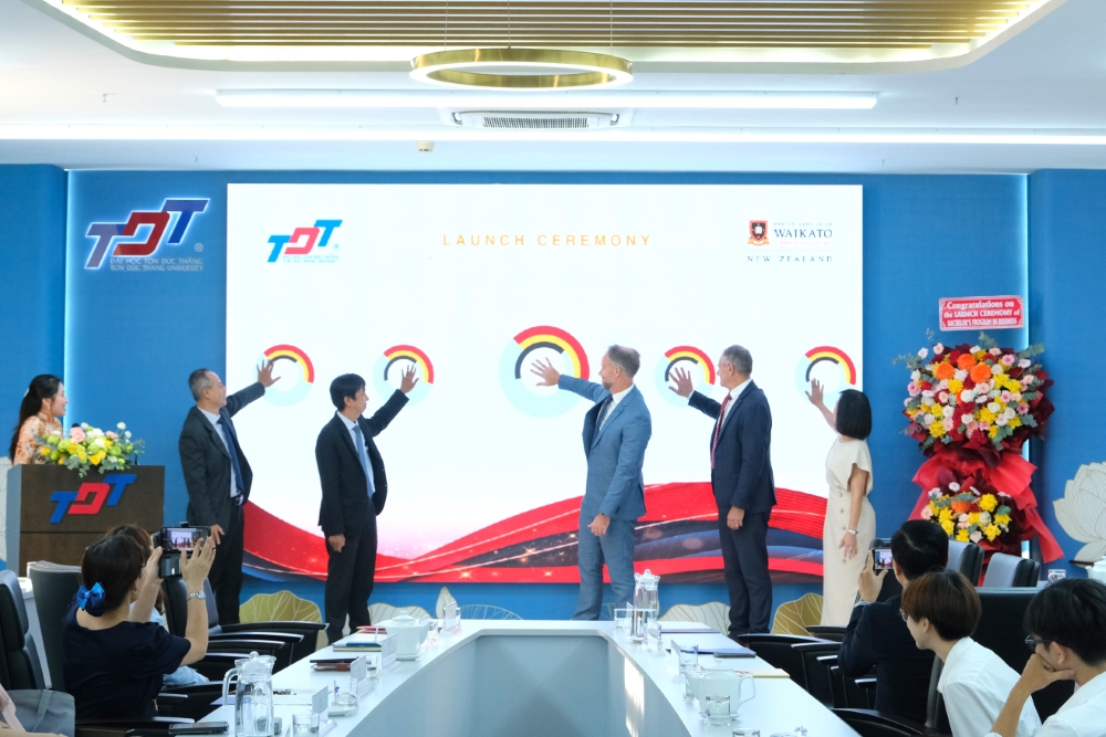 Đại biểu, khách mời thực hiện nghi thức ra mắt chính thức chương trình đào tạo