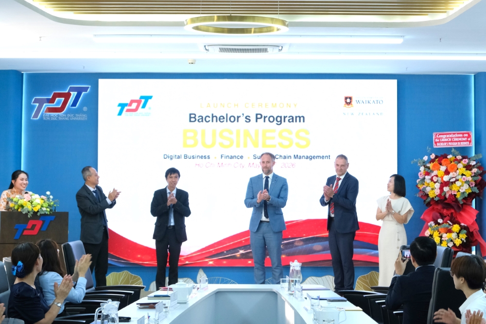 Đại biểu, khách mời thực hiện nghi thức ra mắt chính thức chương trình đào tạo