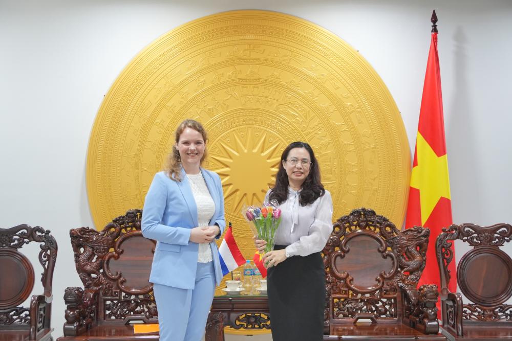 Lãnh đạo Nhà trường trao quà và chụp ảnh lưu niệm cùng Đoàn công tác Tổng Lãnh sự quán Hà Lan tại TP. HCM