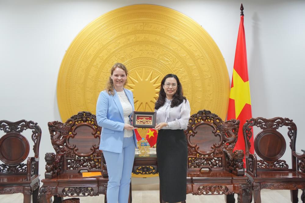 Lãnh đạo Nhà trường trao quà và chụp ảnh lưu niệm cùng Đoàn công tác Tổng Lãnh sự quán Hà Lan tại TP. HCM