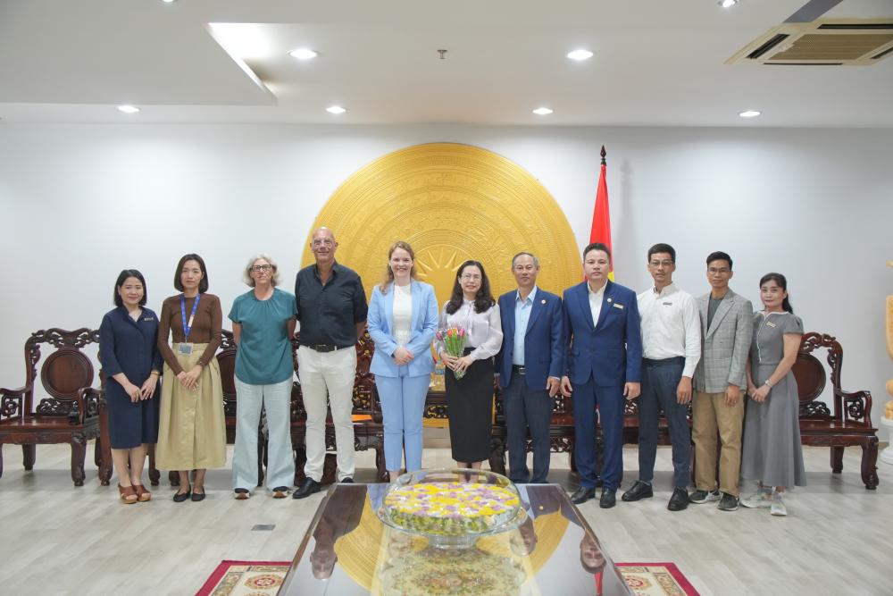 Lãnh đạo Nhà trường trao quà và chụp ảnh lưu niệm cùng Đoàn công tác Tổng Lãnh sự quán Hà Lan tại TP. HCM