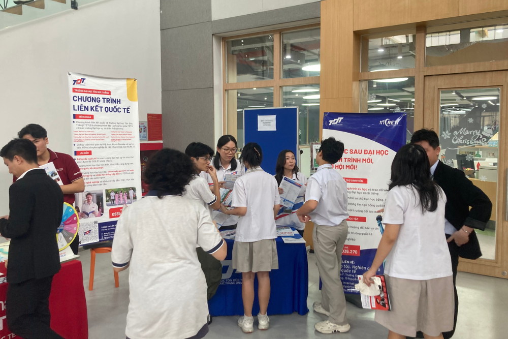 Đông đảo các bạn học sinh đến hỏi thông tin